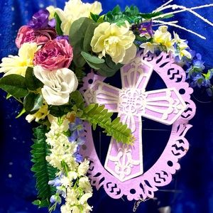 Floral arrangement! Great for Mother’s Day! Great for cemetery or hang on wall!